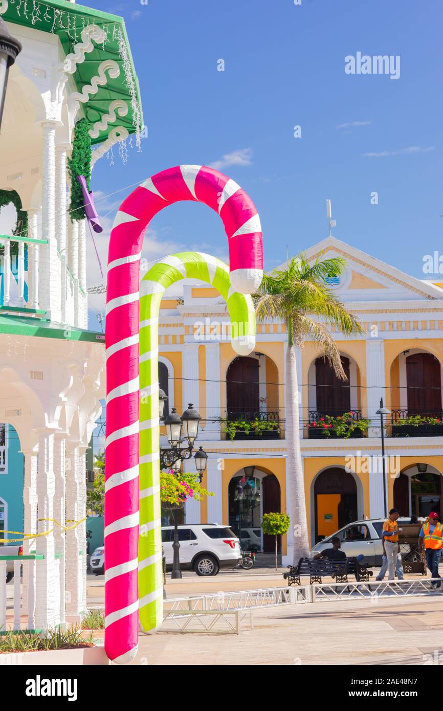 Décorations de vacances étant érigée en République Dominicaine Banque D'Images
