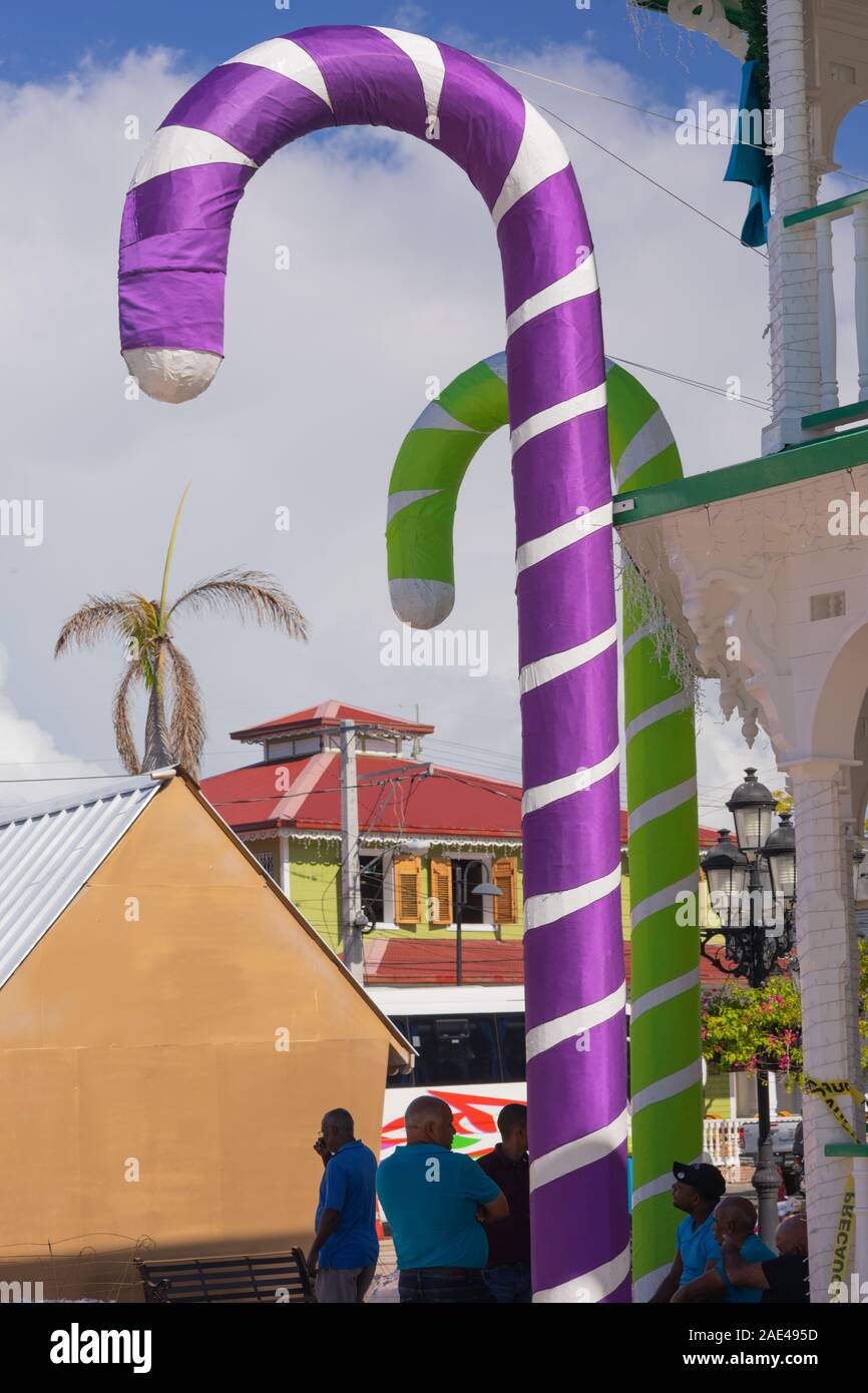 Décorations de vacances étant érigée en République Dominicaine Banque D'Images