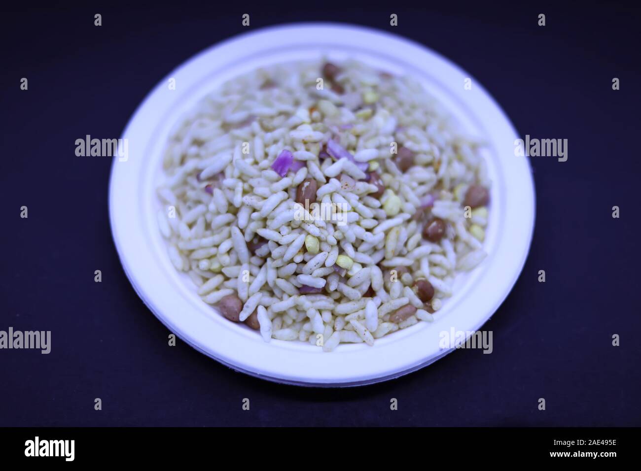 Pooja et Saraswathi Ayudha Pooja pori kadalai - Célébrations et l'oignon dans un bol blanc Banque D'Images