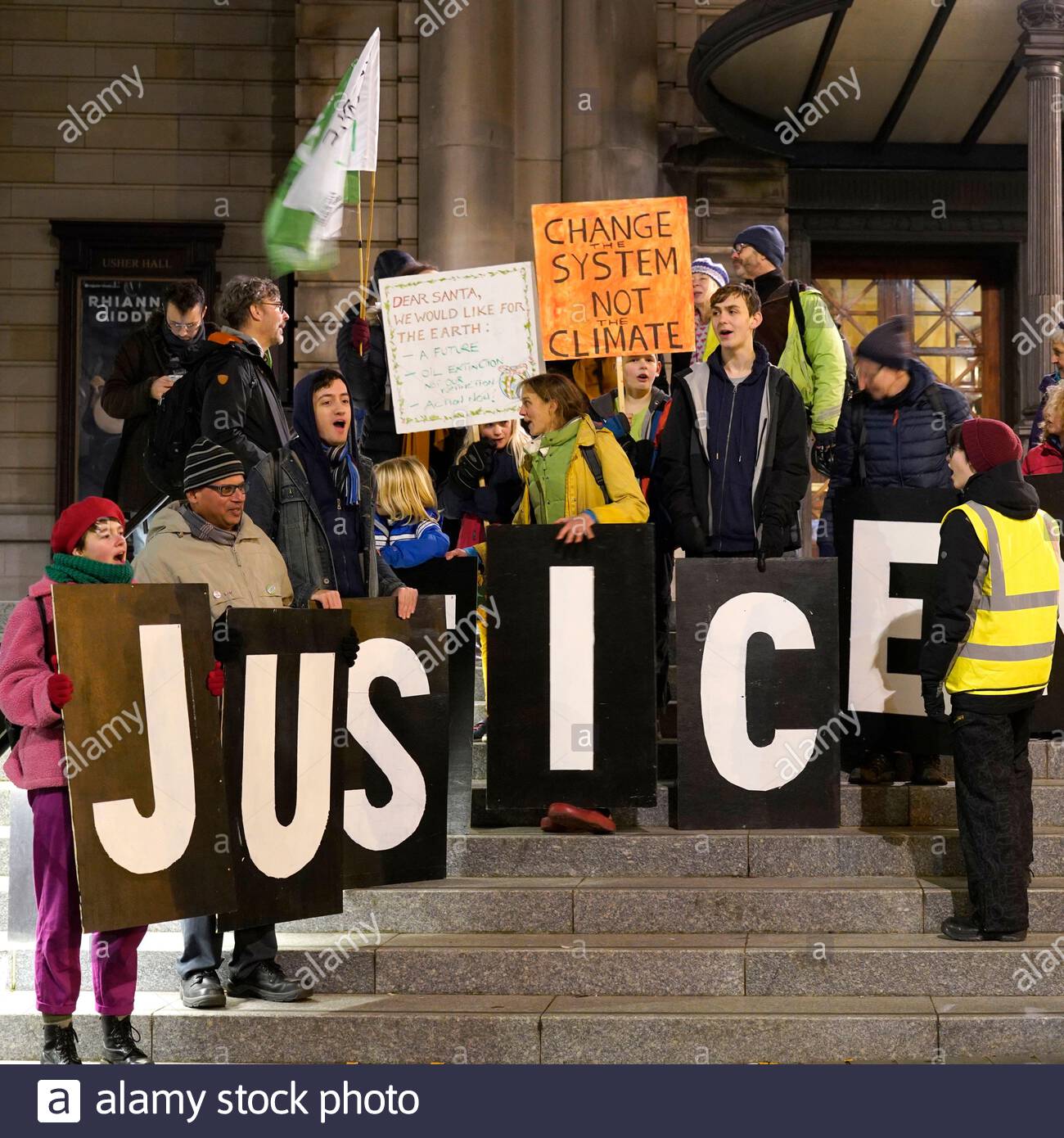 Edinburgh, Ecosse, Royaume-Uni. 6e Dec 2019. Rally à l'extérieur de la Justice Climatique exigeant Usher Hall de l'Écossais et les gouvernements britanniques au cours de la prochaine élection générale, et de l'ONU - après 25 ans de négociations internationales sur le climat. La manifestation sera suivie d'une vigile le long de l'extrémité ouest de Princes Street pour la justice climatique et en solidarité avec les manifestants de la justice sociale au Chili, où le gouvernement a choisi de se retirer de l'accueil de la CDP 25, la dernière conférence des Nations Unies sur le climat, plutôt que de répondre à leurs demandes. Credit : Craig Brown/Alamy Live News Banque D'Images