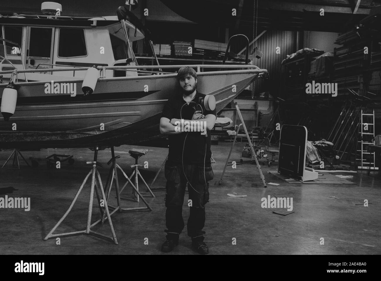 Portrait de technicien mécanicien de marine debout à côté d'un bateau au travail Banque D'Images