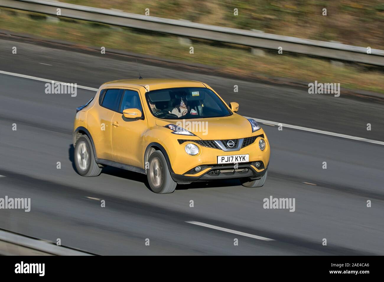 Déménagement floue voiture Nissan Juke N-CONNECTA DIG-T des déplacements à grande vitesse sur l'autoroute M61 caméra lente vitesse d'obturation exagérer le mouvement du véhicule Banque D'Images