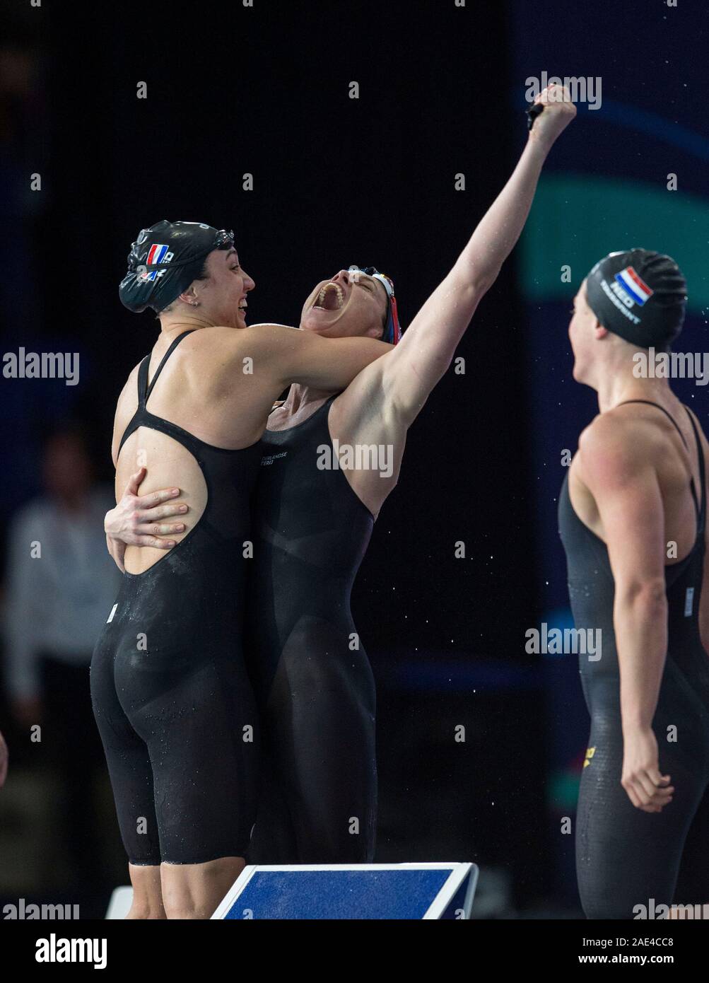 Pays-bas les nageurs Femke Heemskerk, relais et Tamara van Vliet célébrer à la fin de la Women's 4 x 50m relais nage libre finale dans laquelle ils ont remporté la médaille d'or à égalité avec l'équipe de France pendant trois jours du petit cours de natation A Tollcross International Swimming Centre, Glasgow. Banque D'Images