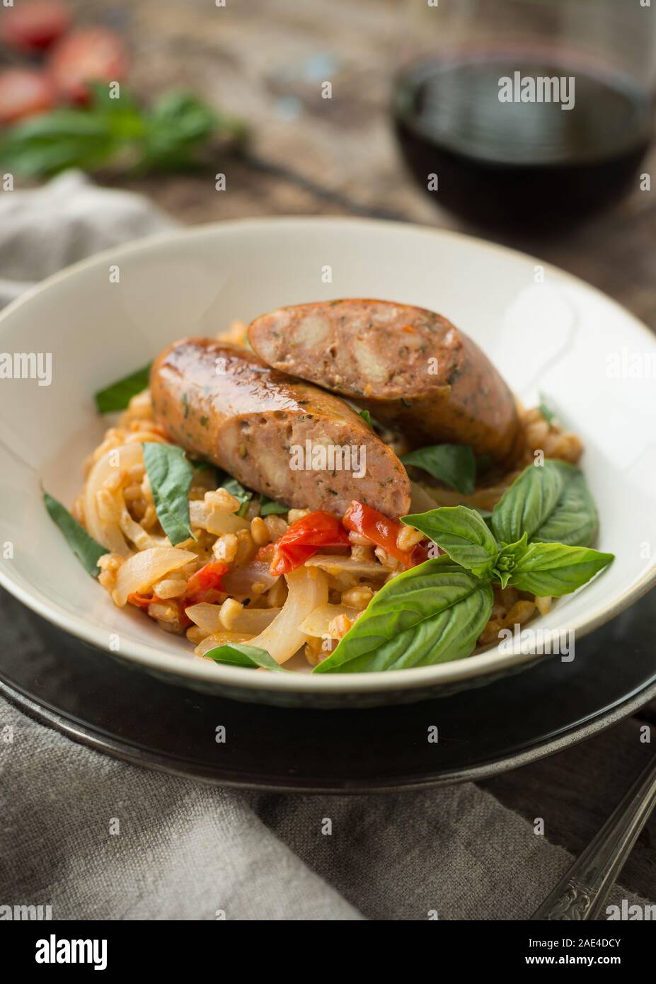 Saucisses grillées sur du riz avec des légumes sautés. Banque D'Images