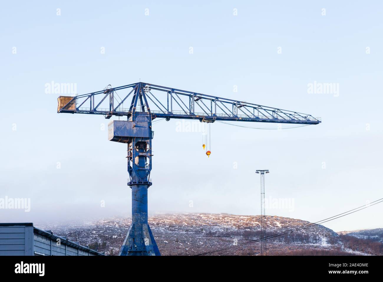 Une grue en porte-à-faux géant domine la ville de Kirkenes, dans le Nord de la Norvège. Kirkenes est une ville proche de la frontière russe. Banque D'Images