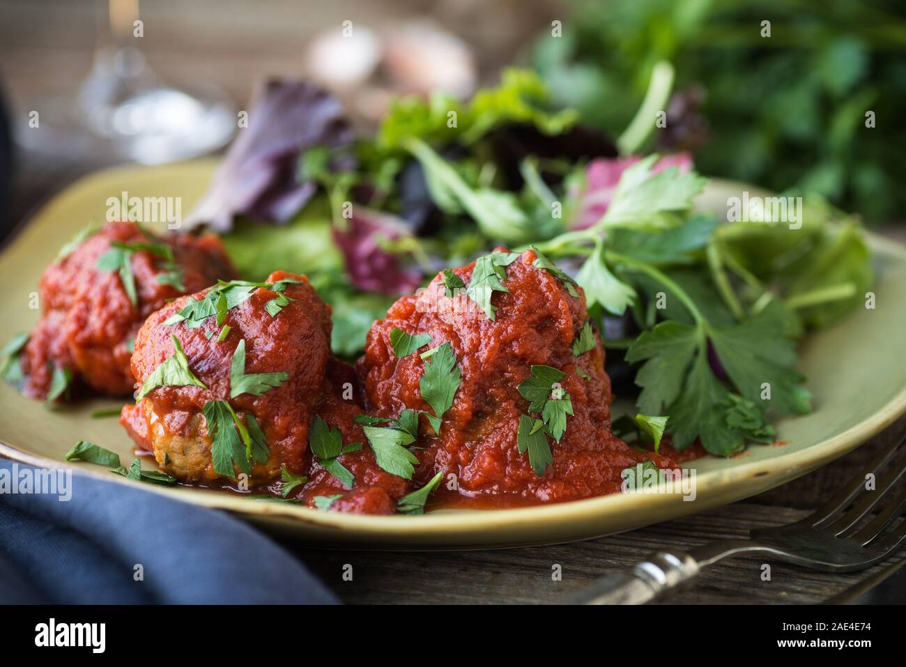 Boulettes de viande avec sauce tomate et persil italien Banque D'Images