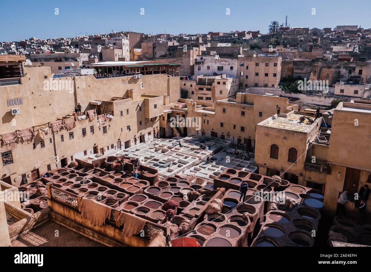 Célèbre tannerie dans Fès, Maroc sur une journée ensoleillée Banque D'Images