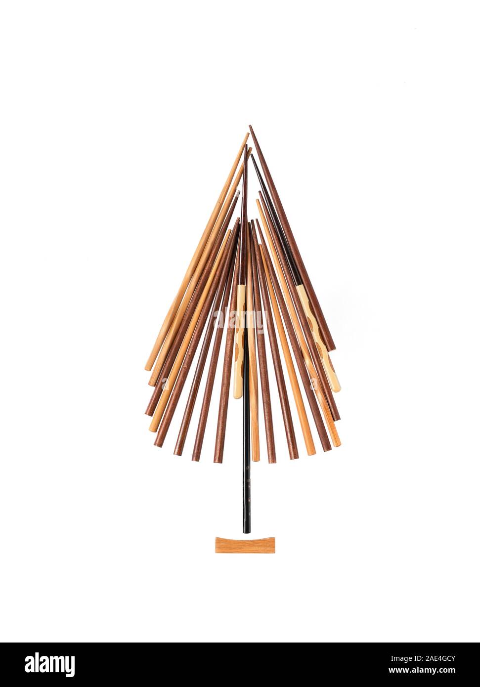 Arbre de Noël des baguettes Sushi isolé sur un fond blanc. Mise à plat, créatif et Nouvel An Oriental Restaurant concept pour Noël. Banque D'Images