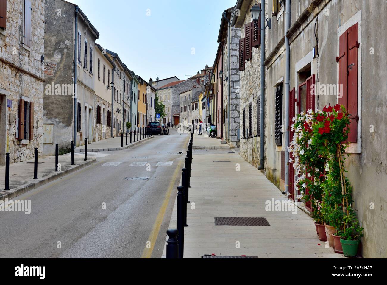Vue sur la rue le long de la route principale à travers pittoresque petite ville de Vrsar dans le nord de la Croatie, Banque D'Images