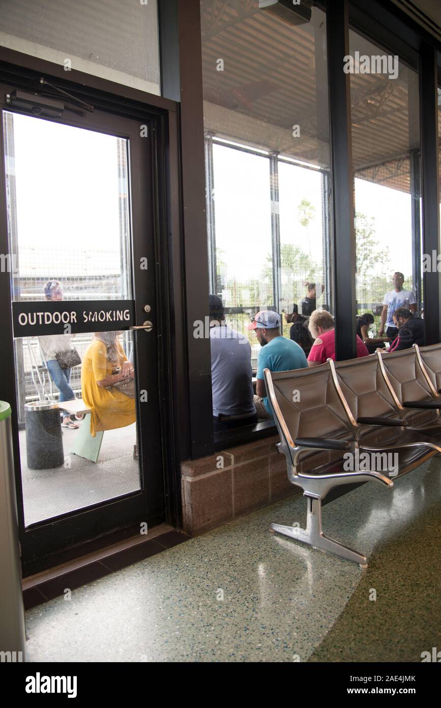 Terminal de l'Aéroport International de Tampa Florida United States of America USA US Fumeurs Banque D'Images Terminal de l'Aéroport International de Tampa Florida United States of America USA US Fumeurs Banque D'Images