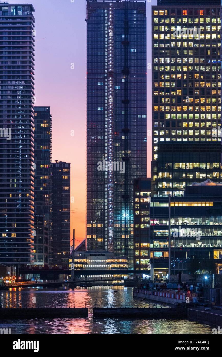 Canary Wharf Londres - bâtiments au bord de Canary Wharf au crépuscule. Banque D'Images