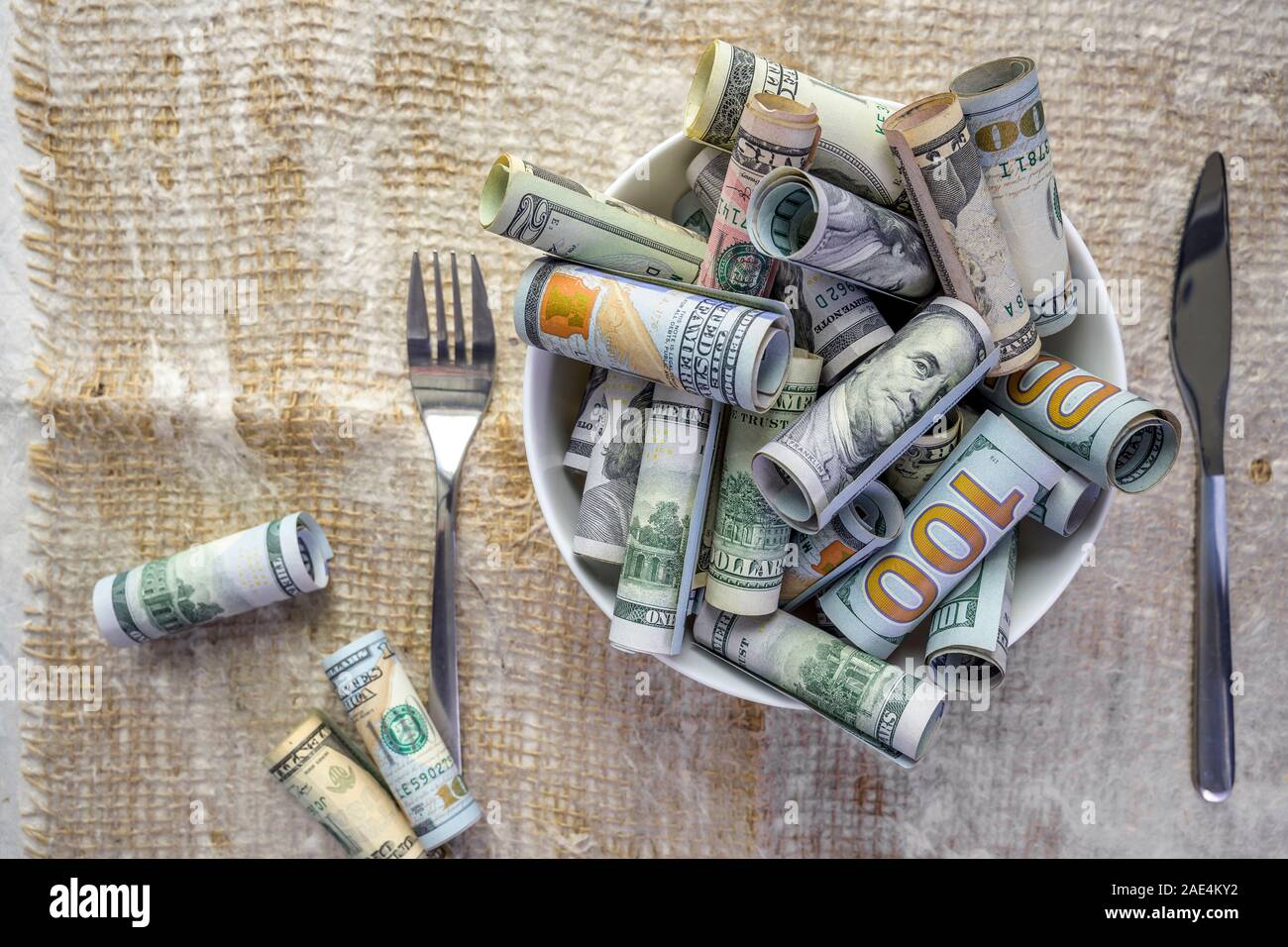 Billets de trésorerie de American dollar bills de différentes valeurs comme une métaphore pour le travail dur et la prospérité à la suite de travaux fructueux de noblesse un p Banque D'Images