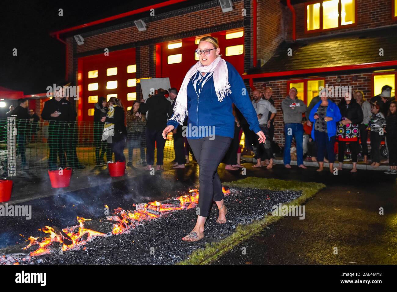 Bridport, Dorset, UK. 6e décembre 2019. Les membres du public de marcher à travers les tisons qu'ils prennent part à un organisme de bienfaisance à firewalk Bridport Community Fire Station dans Dorset de l'aide de la charité des pompiers. Crédit photo : Graham Hunt/Alamy Live News. Banque D'Images