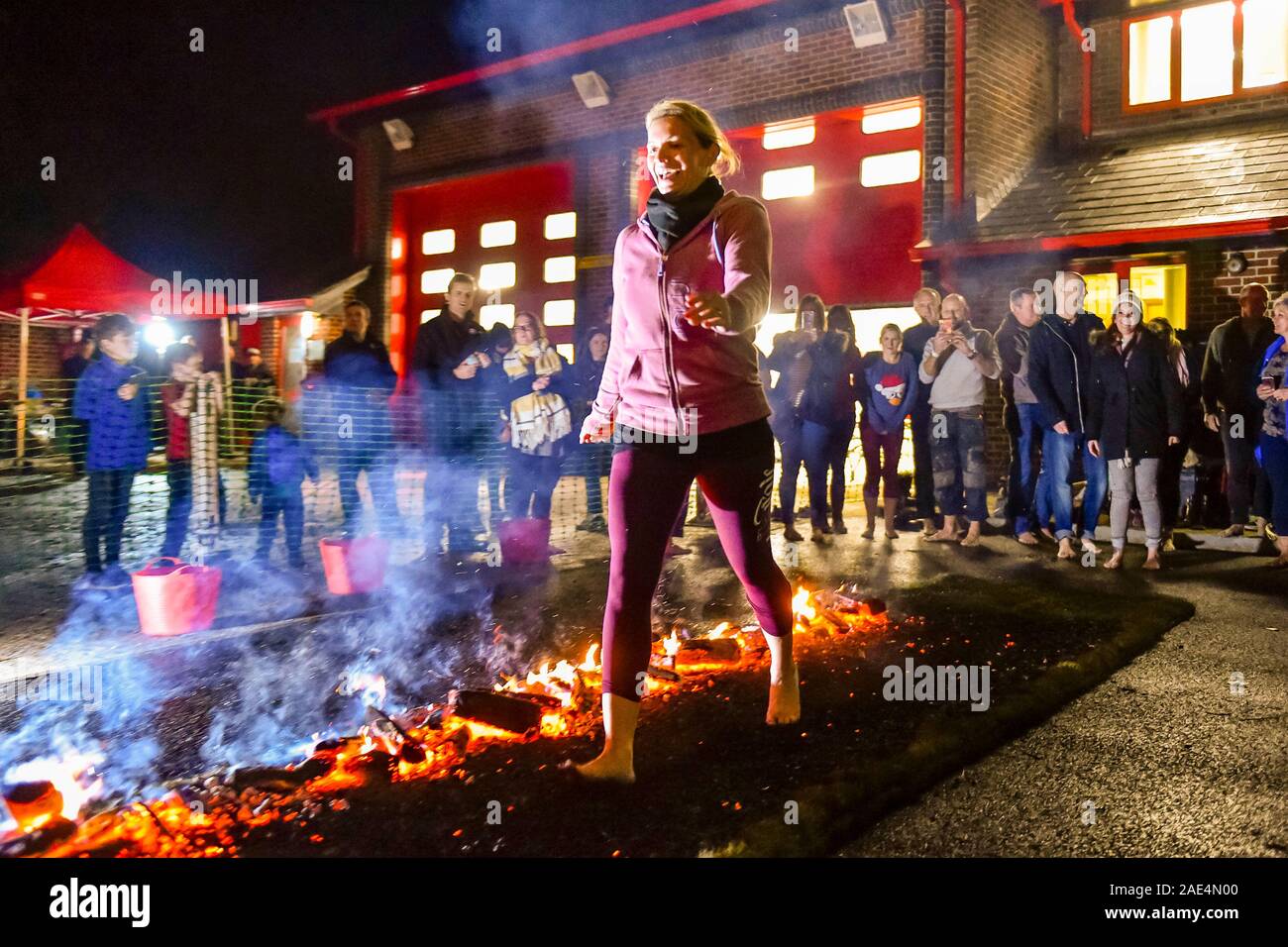 Bridport, Dorset, UK. 6e décembre 2019. Les membres du public de marcher à travers les tisons qu'ils prennent part à un organisme de bienfaisance à firewalk Bridport Community Fire Station dans Dorset de l'aide de la charité des pompiers. Crédit photo : Graham Hunt/Alamy Live News. Banque D'Images