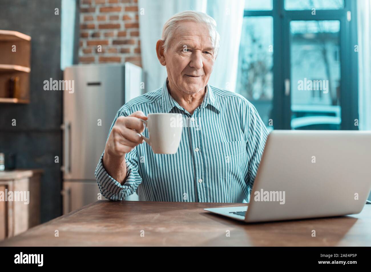 Belle homme âgé prenant le thé Banque D'Images