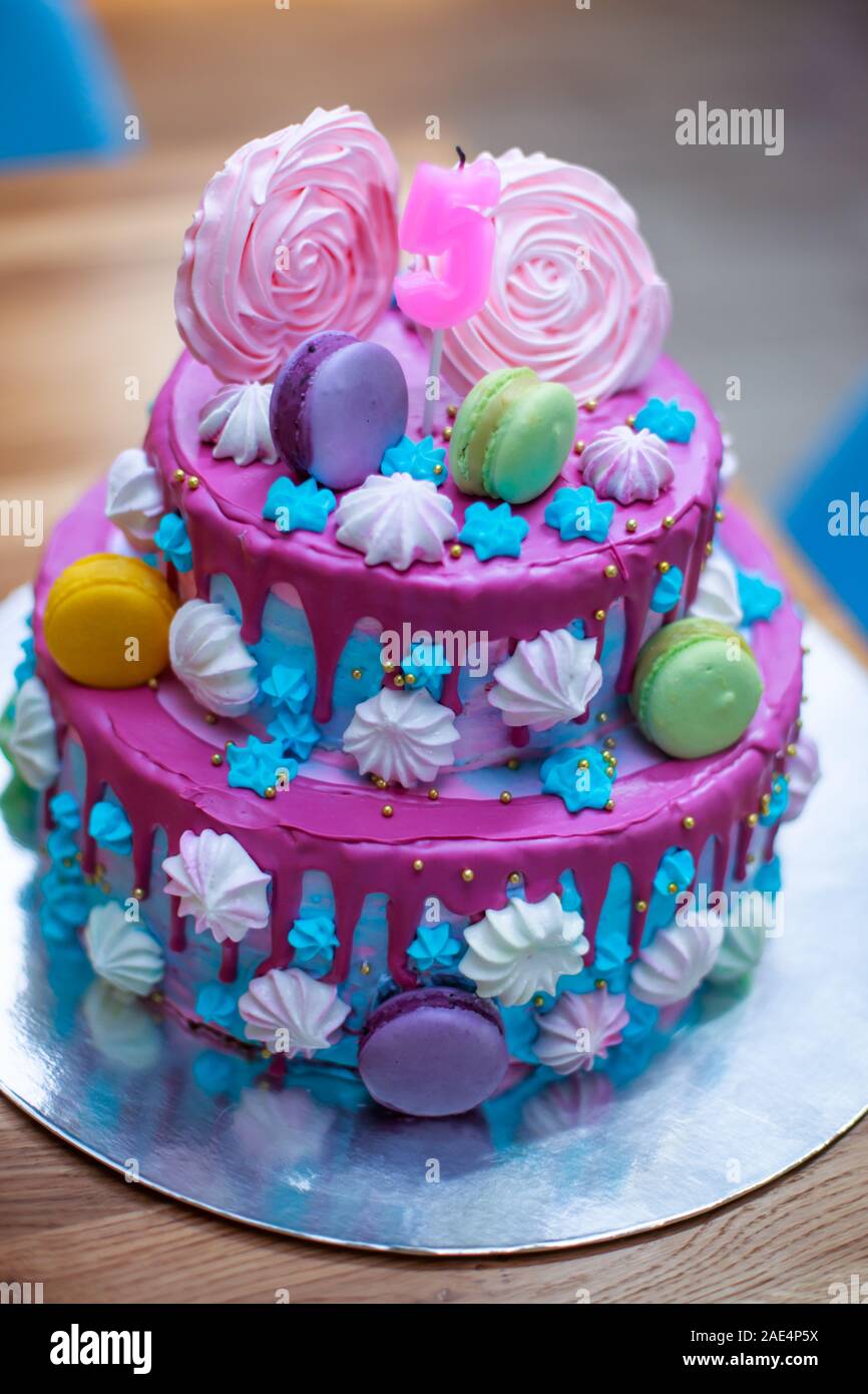 Macarons Frais Colores Sur Beau Gateau Pour L Anniversaire De L Enfant Gateau Avec Numero 5 Bougie En Forme De Numero 5 Sur Le Gateau Decorees Avec Des Guimauves Photo Stock Alamy