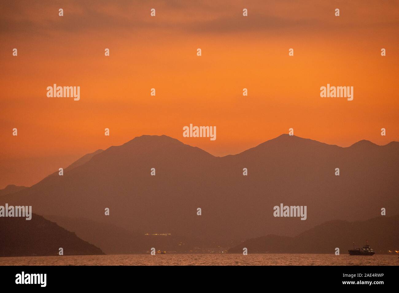 Coucher de soleil depuis l'île de Lamma à Hong Kong en tant que chef des navires locaux pour Aberdeen Harbour Banque D'Images