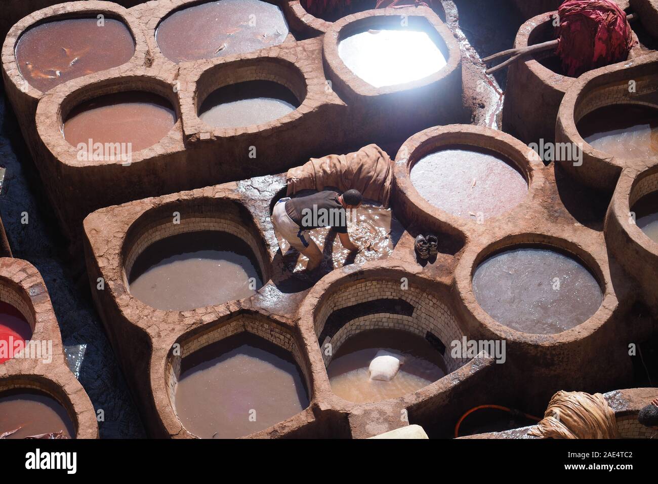 Fabrication du cuir à Fes, Maroc Banque D'Images