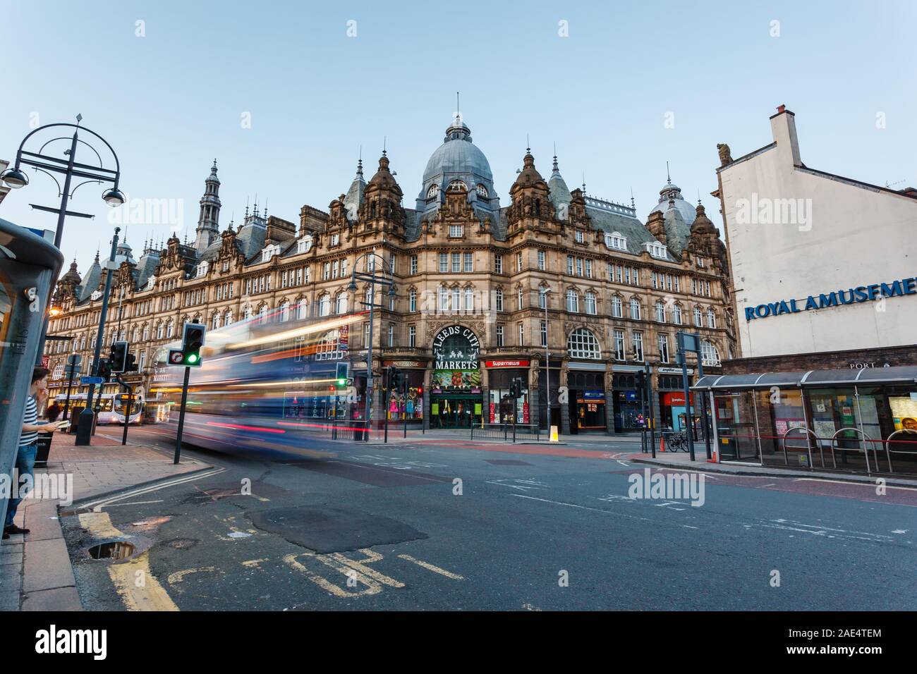 LEEDS, Angleterre -AUG 06,2014 : Kirkgate Market sur un nouveau marché Street, qui est une ligne d'autobus dans la ville de Leeds. Banque D'Images