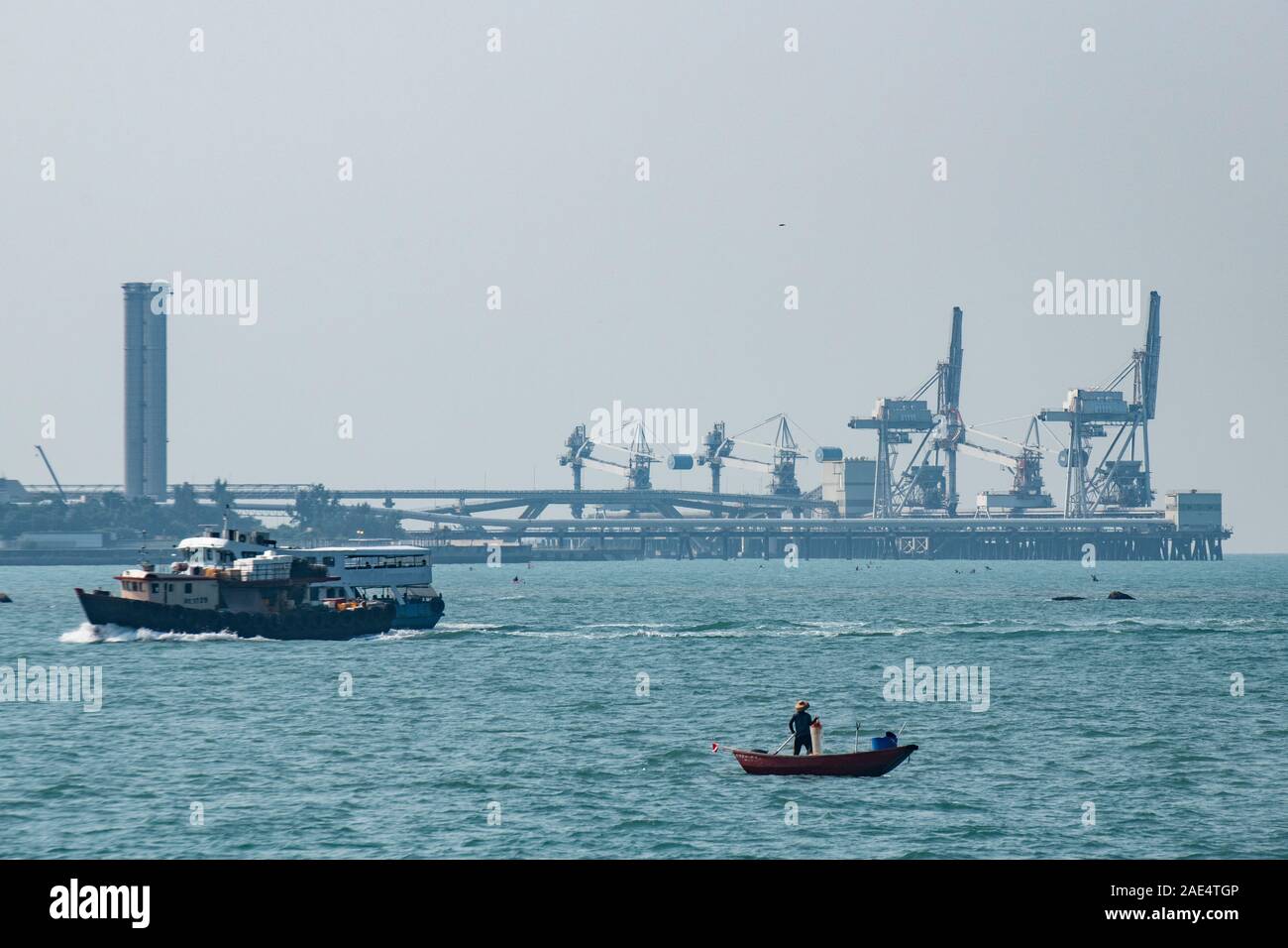 Un pêcheur commercial sur un très petit bateau de pêche avec la toile de la centrale sur l'île de Lamma, près de l'île de Hong Kong's Aberdeen Harbour Banque D'Images