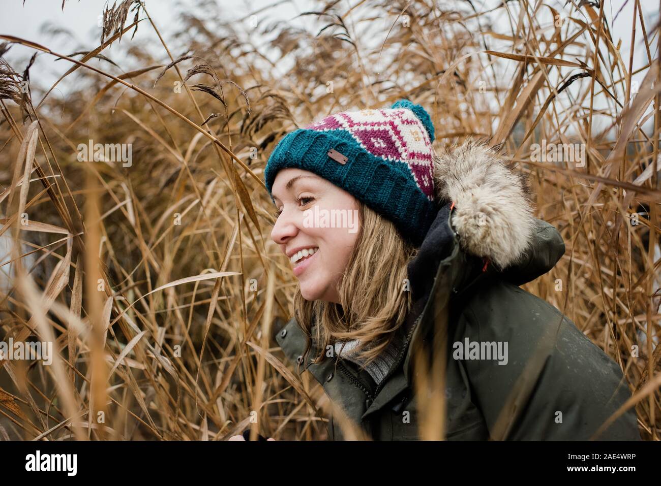 Portrait de femme à la curieux tout en jouant à l'extérieur dans l'herbe Banque D'Images