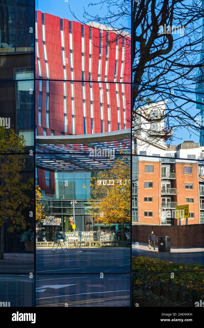 L'Innside Hôtel à la première rue et autres bâtiments reflète dans la vitre d'une ville à la construction de routes, Medlock Street, Manchester, Angleterre, RU Banque D'Images