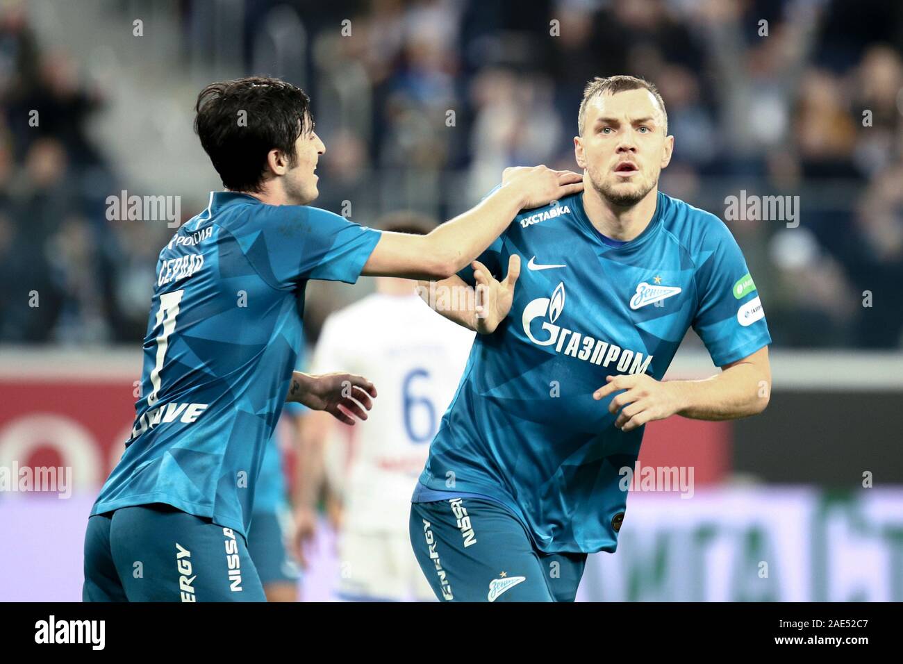 Artem Dzyuba (R) et Sardar Azmoun (L) de Zenit célébrer un but au cours de  la Fédération de football Ligue 1 match entre le Zenit Saint-Pétersbourg et  le Dinamo Moscou à Gazprom