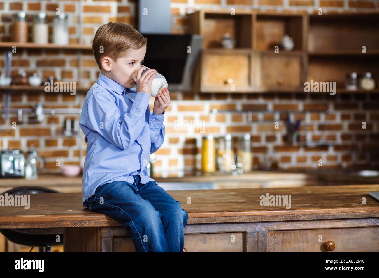 Cute little boy drinking milk Banque D'Images