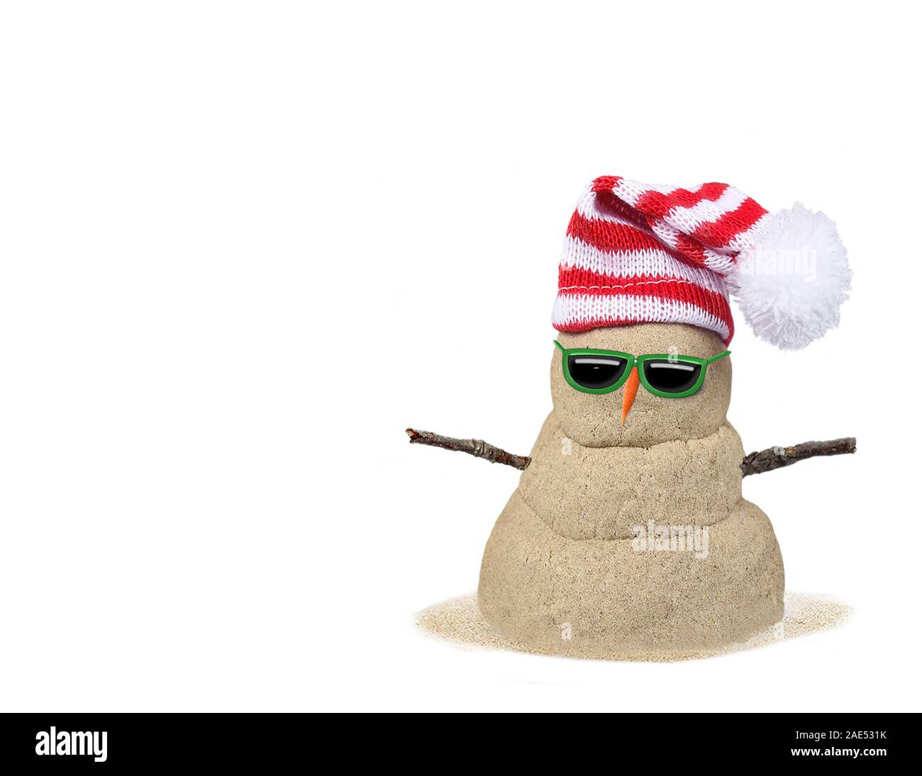 Bonhomme de sable sable Noël en rouge et blanc à rayures hat isolated on white Banque D'Images