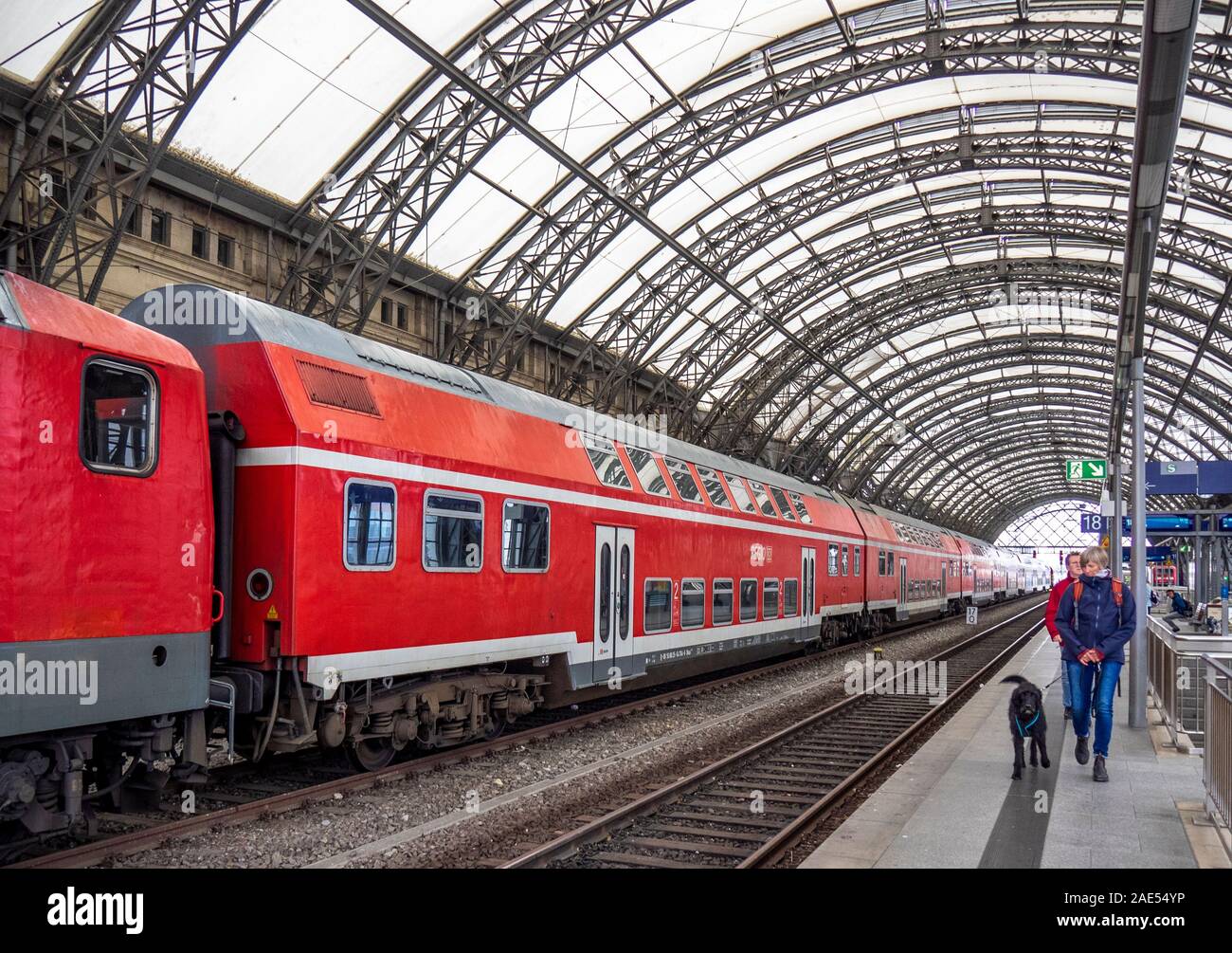 Dresden Hauptbahnhof HBF chariot de passagers à double étage matériel roulant à la gare avec toit arqué Dresde Saxe Allemagne. Banque D'Images