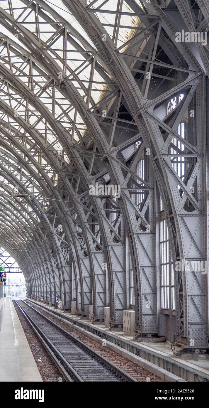 Gare HBF Dresden Hauptbahnhof avec toit arqué Dresde Saxe Allemagne. Banque D'Images