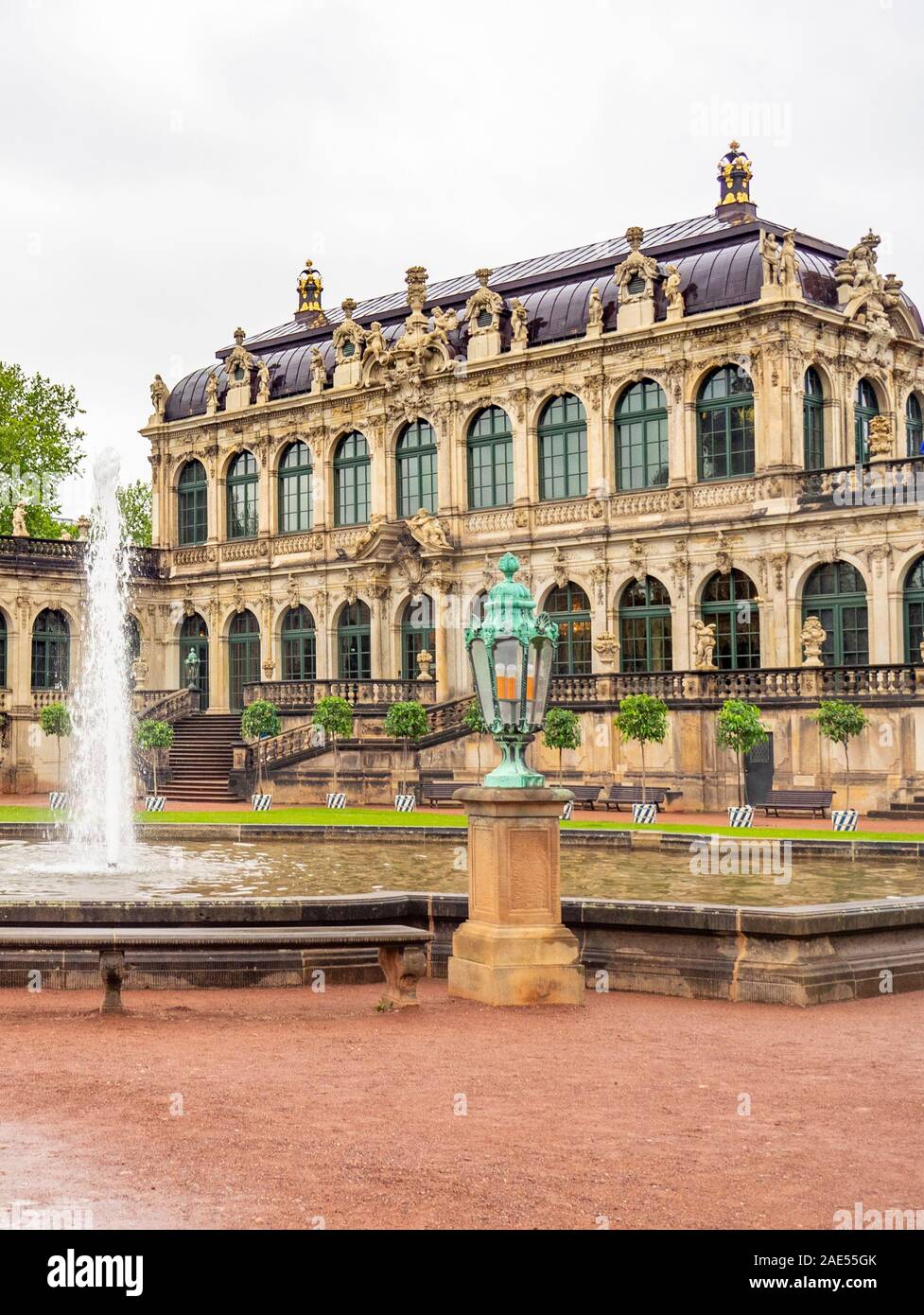 Étang et fontaine en face de la Dresdner Baroque galerie Zwinger abritant le Cabinet Royal d'instruments mathématiques et physiques Dresde Saxe Allemagne. Banque D'Images