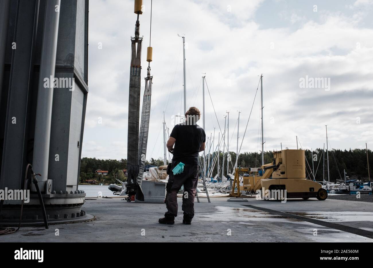 Technicien mécanicien de marine déménagement Location de bateaux dans un port de plaisance Banque D'Images