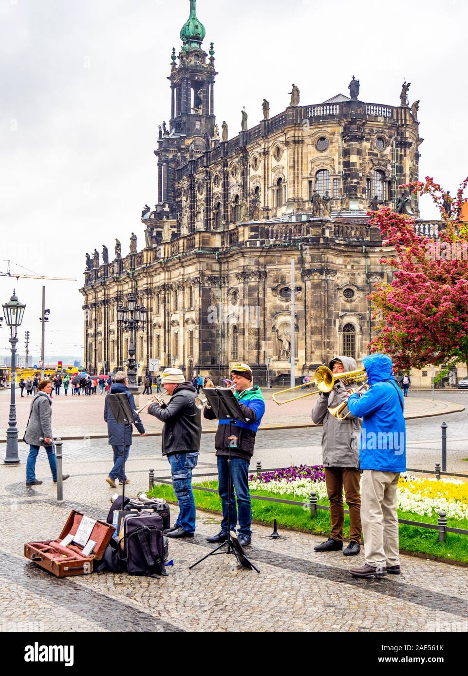 Dans la rue des musiciens et Theaterplatz cathédrale de la Sainte Trinité Dresde Saxe Allemagne. Banque D'Images