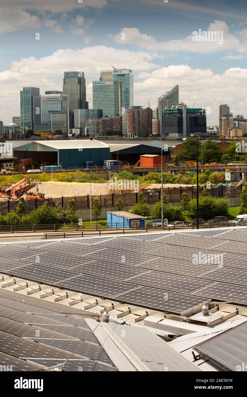 L'énergie solaire thermique et l'énergie solaire panneaux PV sur le toit de l'édifice de cristal qui est le premier bâtiment au monde à avoir obtenu un remarquable BREEAM (BR Banque D'Images