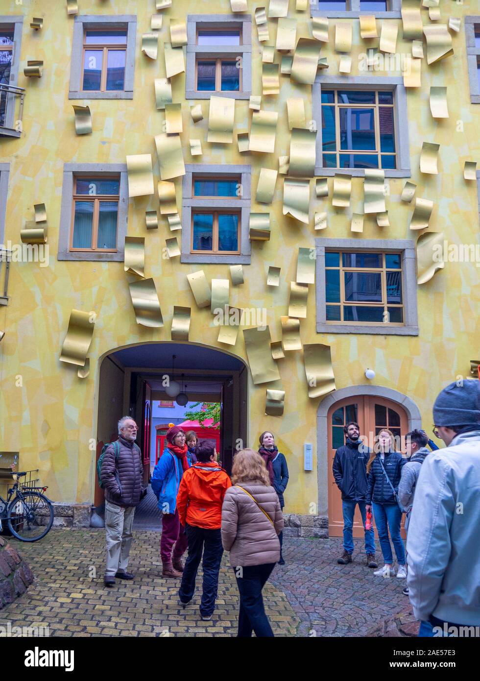 Les touristes sur une visite à pied de la cour intérieure de l'affichage des éléments dans l'Allemagne Saxe Dresde Passage Kunsthof. Banque D'Images