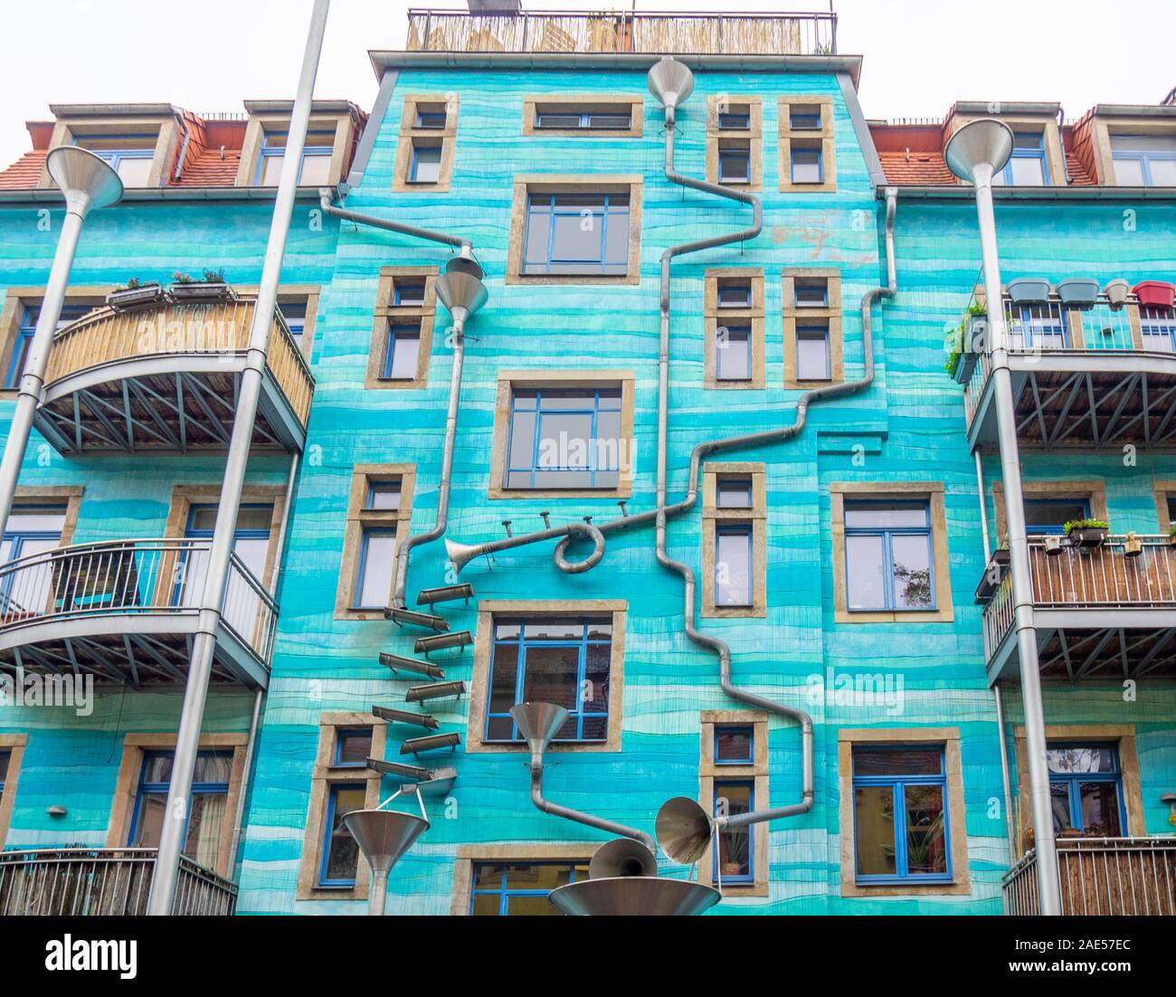 Passage de la cour Kunsthof le chant des éléments ou encore de canalisations de vidange en Saxe Dresde Neustadt Allemagne. Banque D'Images