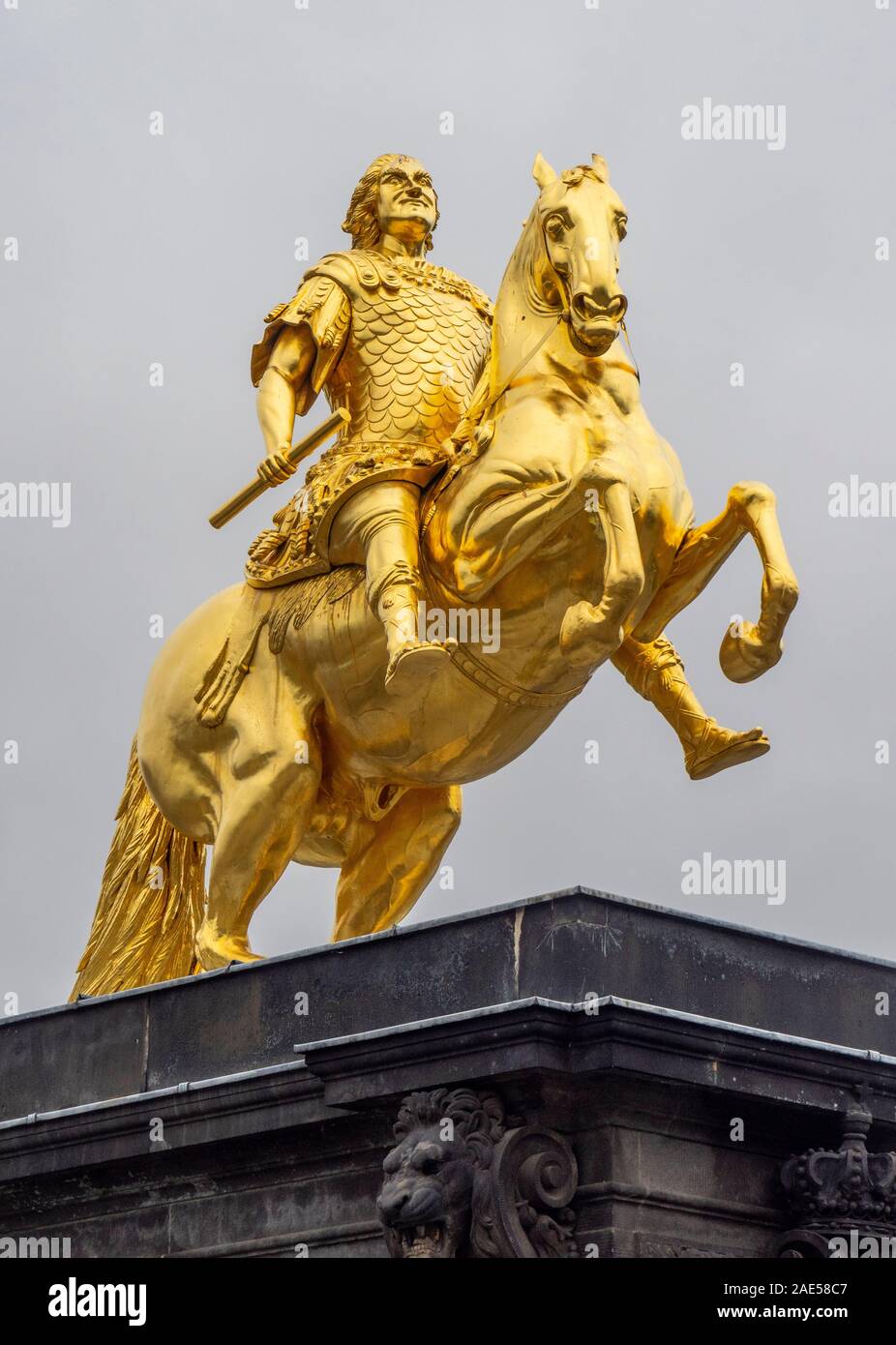 Auguste II le Fort monument une statue équestre Cavalier d'Or ou Goldener Reiter sculpture Innere Neustadt Dresden Saxe en Allemagne. Banque D'Images