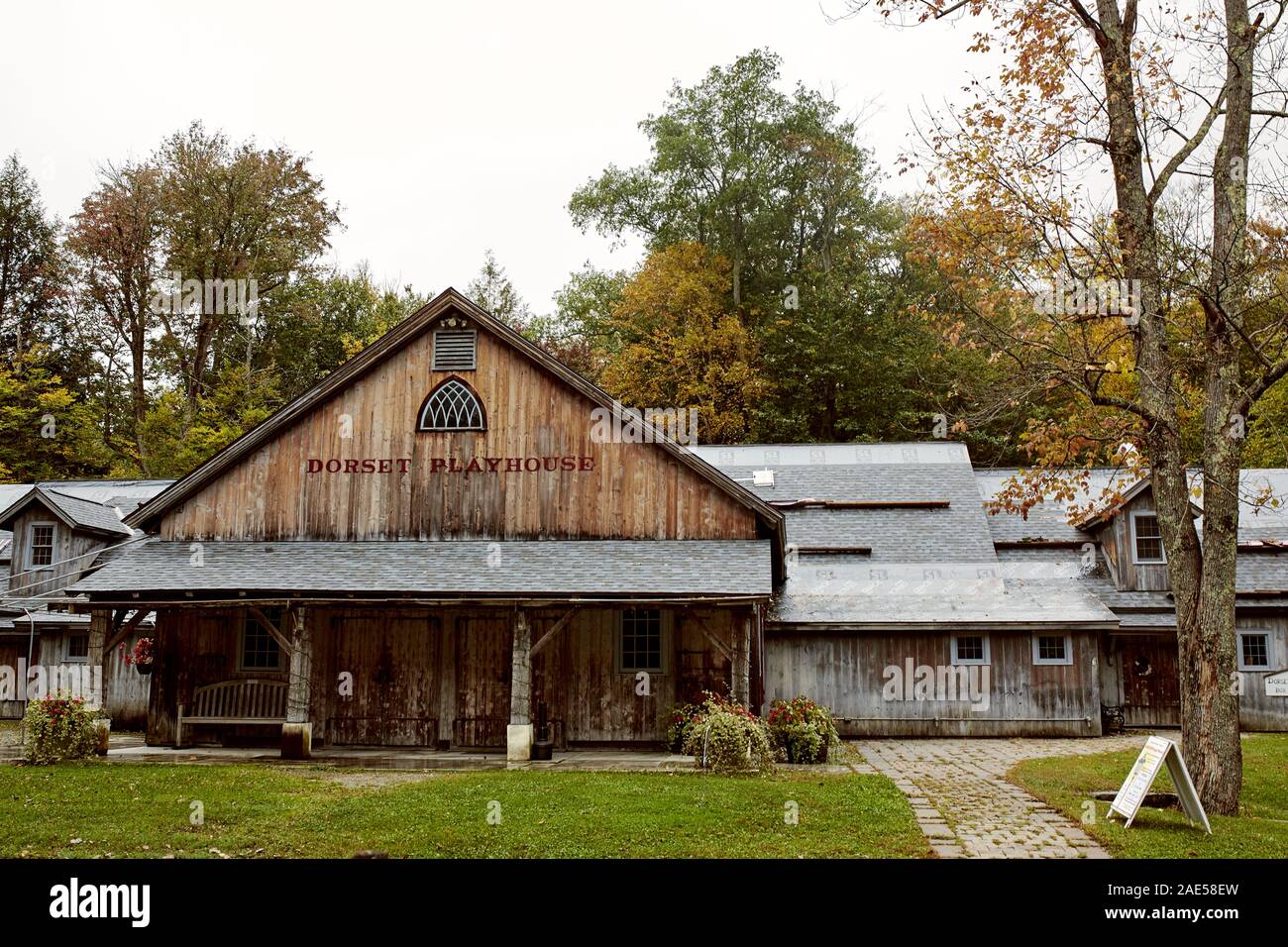 Dorset, Vermont - Octobre 1st, 2019 : extérieur en bois Playhouse Dorset par une froide journée d'automne, dans la Nouvelle Angleterre ville de Dorset. Banque D'Images