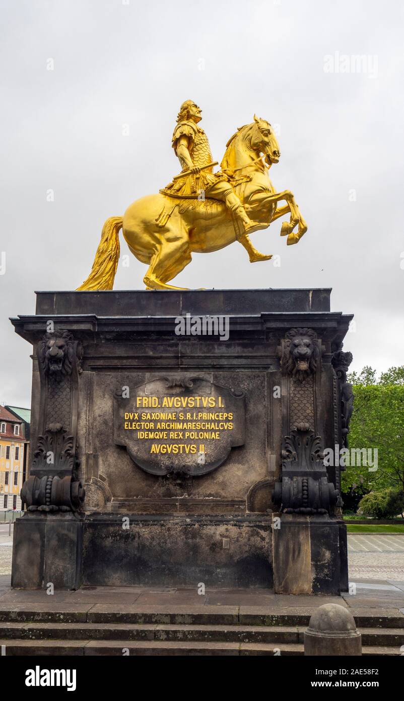 Auguste II le Fort monument une statue équestre Cavalier d'Or ou Goldener Reiter sculpture Innere Neustadt Dresden Saxe en Allemagne. Banque D'Images