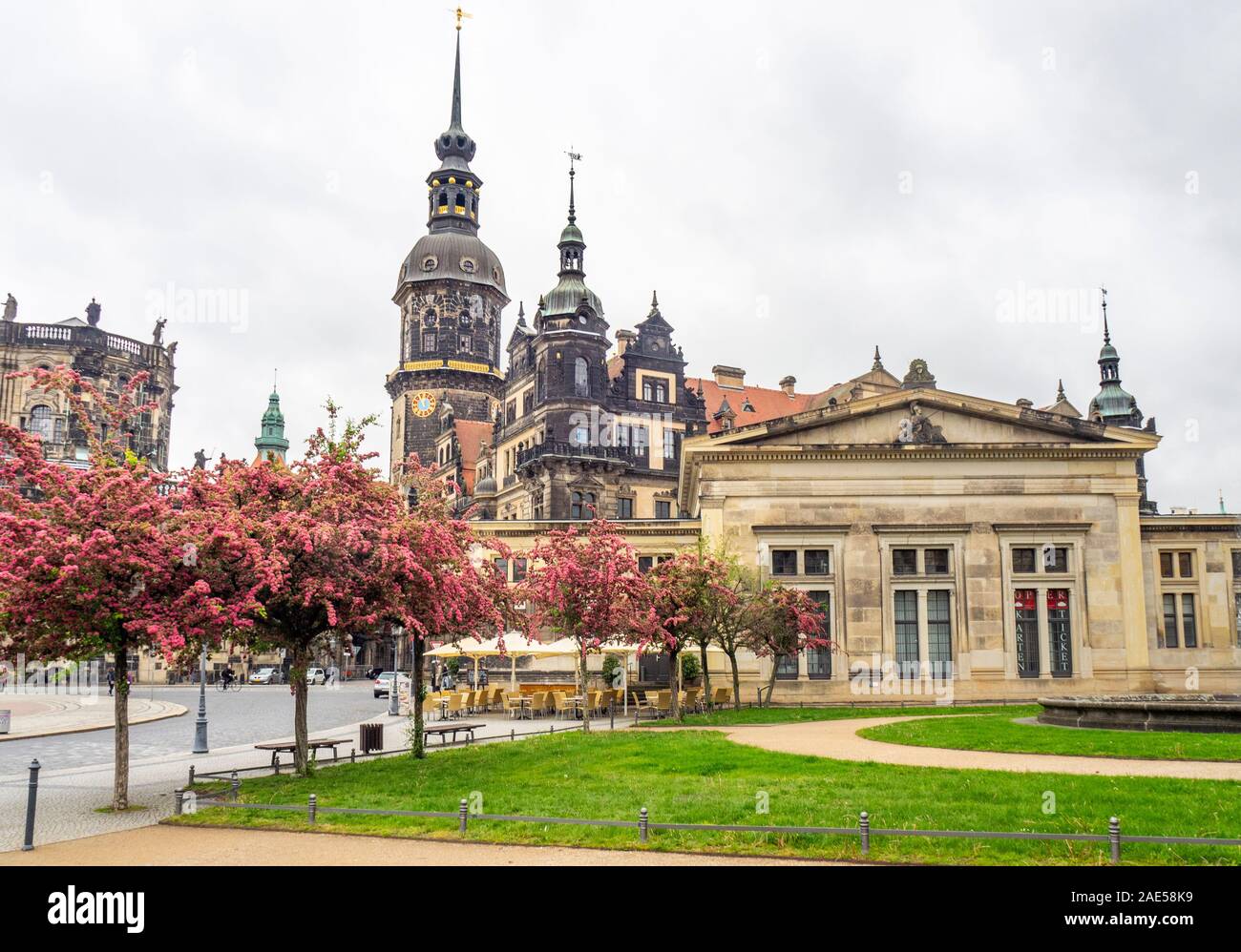 Jardin à Theaterplatz Schinkelwache, et tour de l'horloge du Palais Royal Dresden Château Altstadt Dresde Saxe Allemagne. Banque D'Images