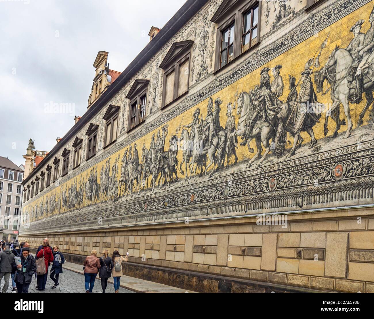 Fürstenzug, procession des Princes, Mural en porcelaine Meissen des dirigeants saxons Augustusstrasse Altstadt Dresden Saxe Allemagne. Banque D'Images