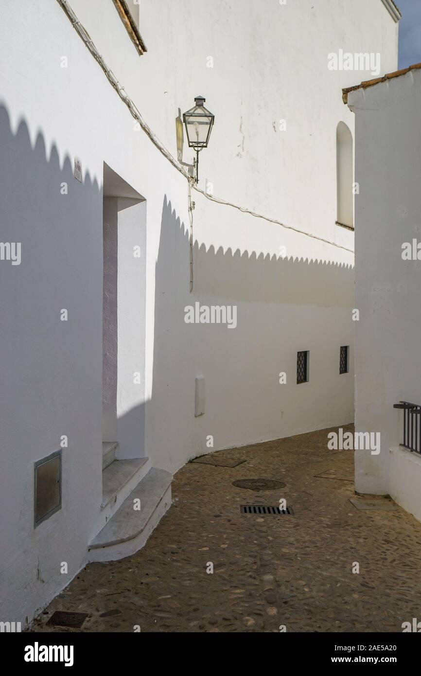 Des ombres dramatiques sont exprimés sur les murs blancs lumineux d'une rue étroite dans le village andalou d'Arcos de la Frontera, l'un des pueblos blancos (villages blancs) dans le sud de l'Espagne Banque D'Images