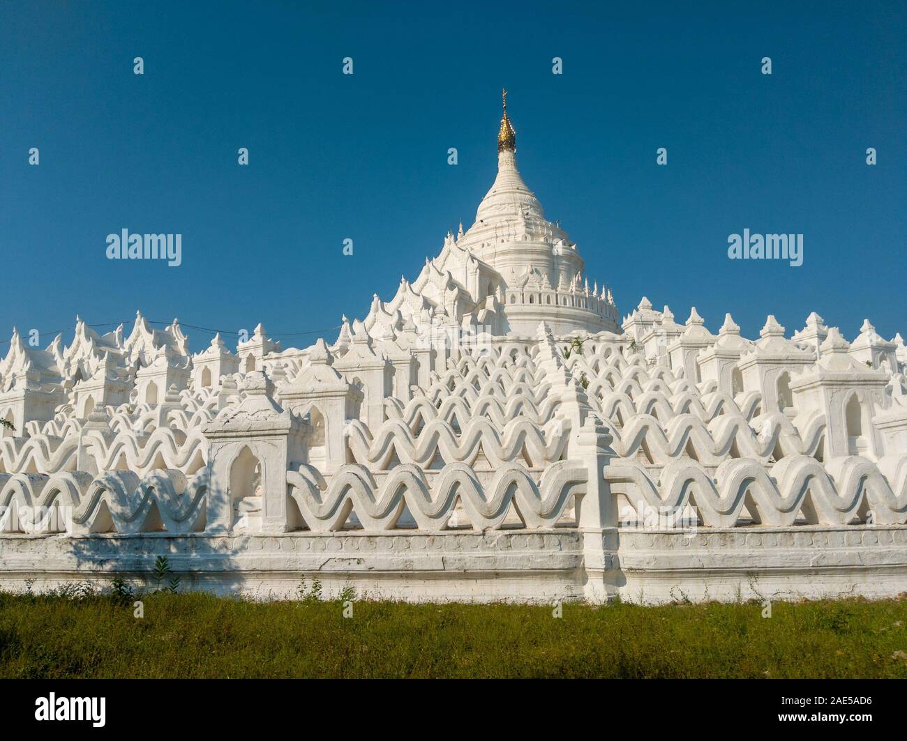 La Pagode Hsinbyume, blanchis, un temple bouddhiste circulaire dans le canton de Mingun, près de Mandalay au Myanmar (ancienne Birmanie) Banque D'Images