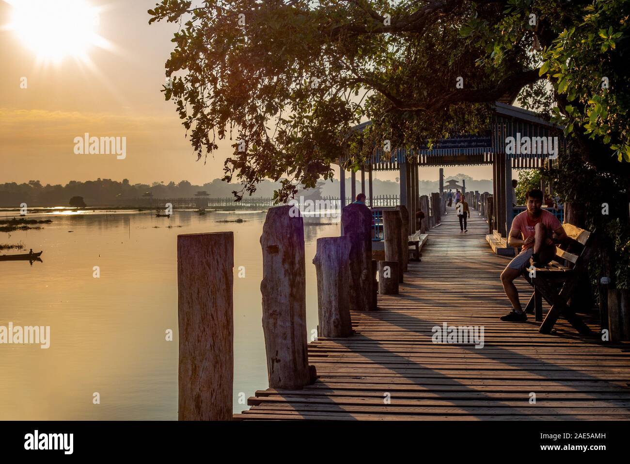 Mandalay, Myanmar - Sept 2019 : Les sections locales de l'exercice dans le lever du soleil sur l'ancien pont en teck U Bein qui s'étend sur le lac Taungthaman à Amarapura, près de Mandalay au Myanmar (anciennement appelé Birmanie) Banque D'Images