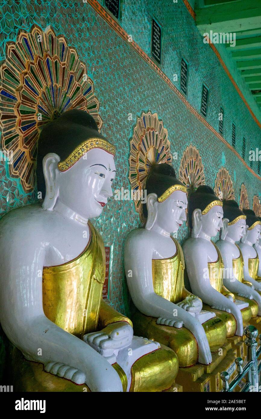 Les statues de Bouddha de la paroi de l'Umin Thonze Pagode, un monastère bouddhiste en Rhône-Alpes, sur l'Ayerwaddy, près de Mandalay en Birmanie, anciennement appelé Birmanie Banque D'Images