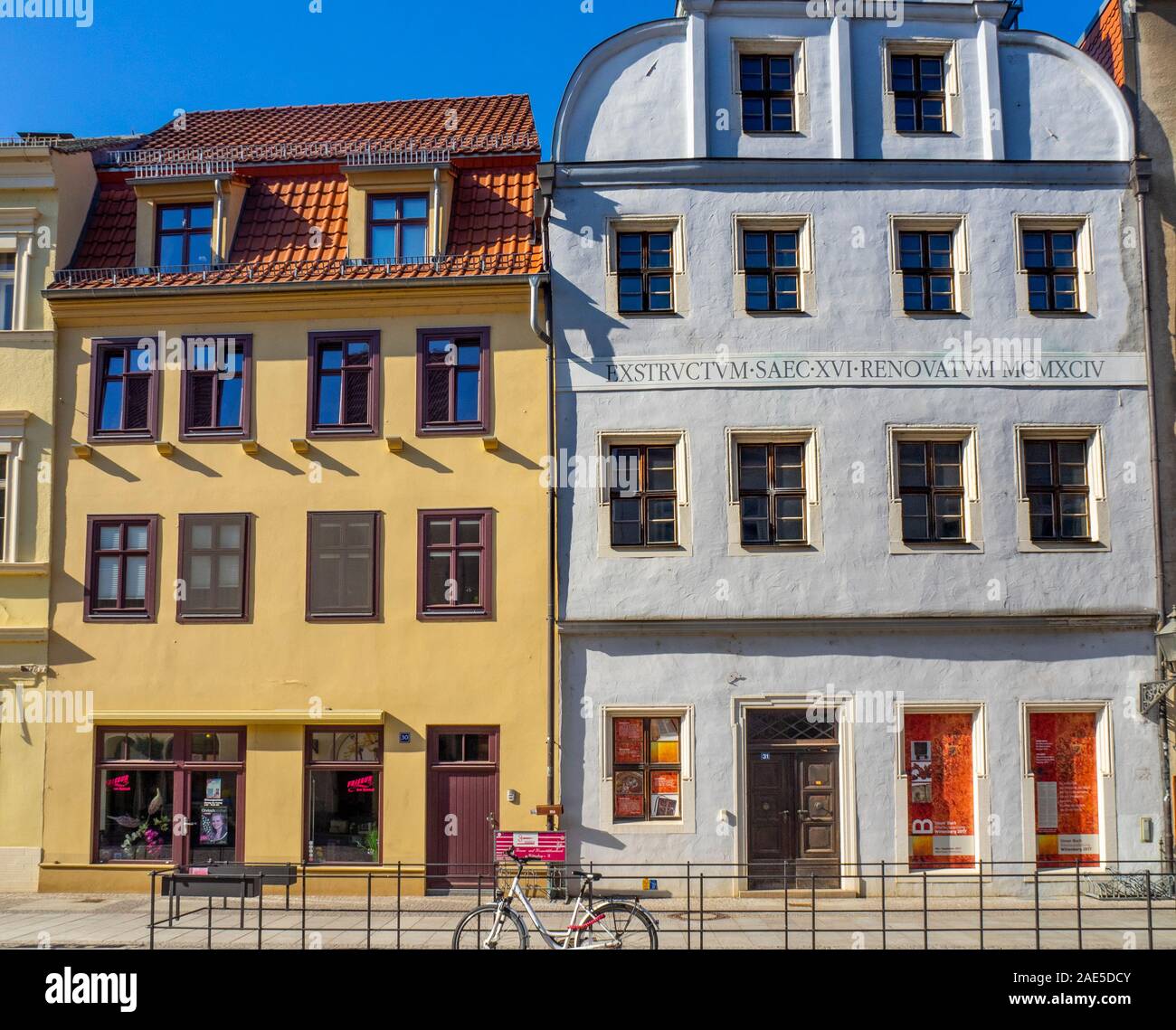 Façade de deux bâtiments traditionnels sur Schlossstrasse Altstadt Luthéristadt Wittenberg Saxe-Anhalt Allemagne Banque D'Images