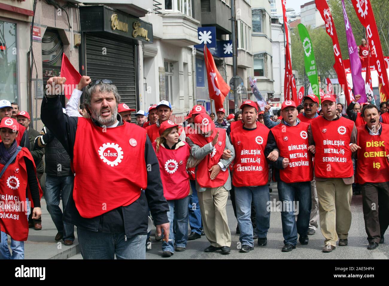 ISTANBUL, TURQUIE - 1 mai : Les gens marcher dans un cortège à la Journée internationale des travailleurs le 1er mai 2009 à Istanbul, Turquie. La Place Taksim est le centre de la protestation et des célébrations. Banque D'Images