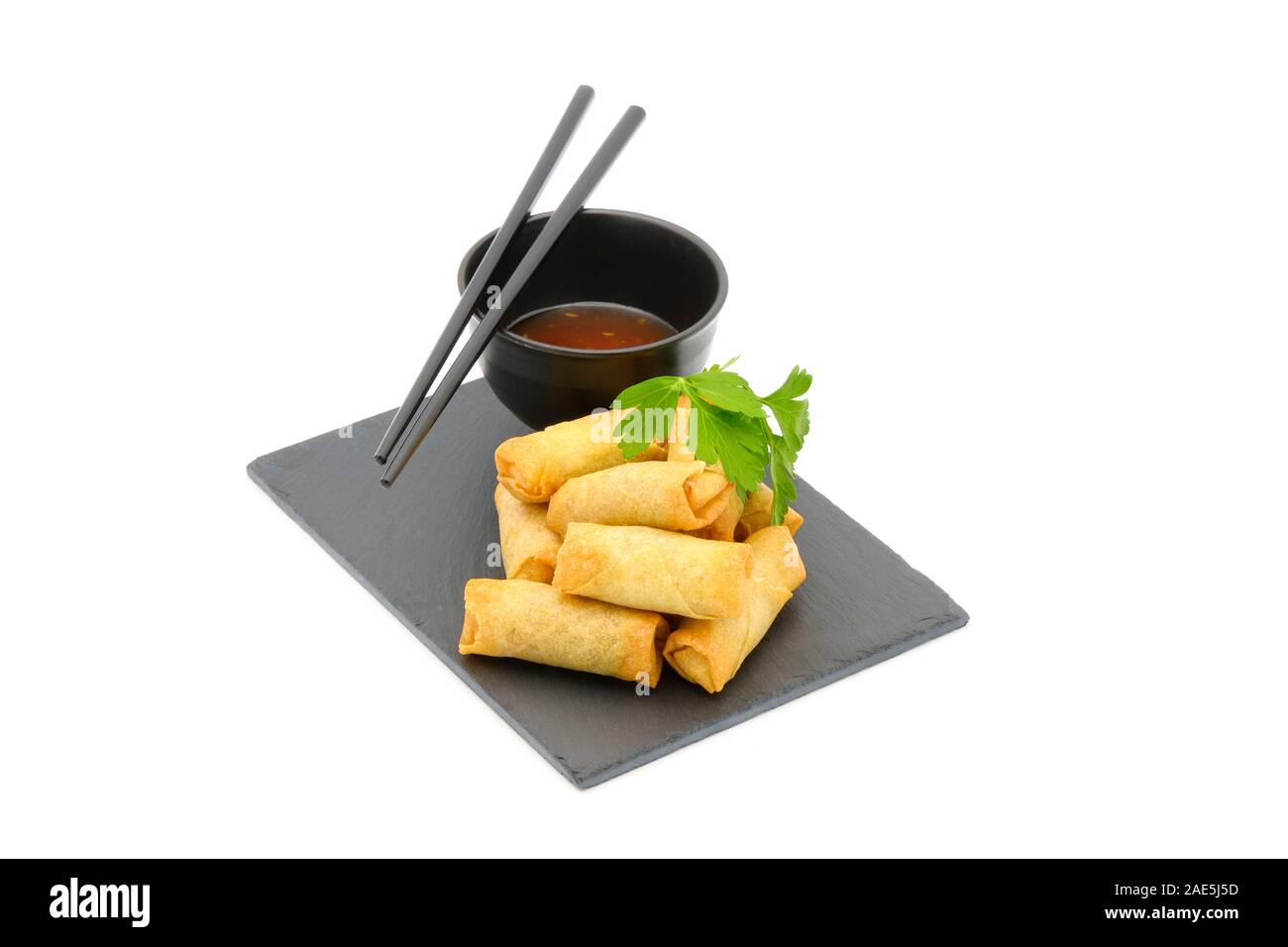 Assiette de rouleaux de printemps thaïlandais végétarien servi avec une sauce épicée sur un fond blanc. Banque D'Images