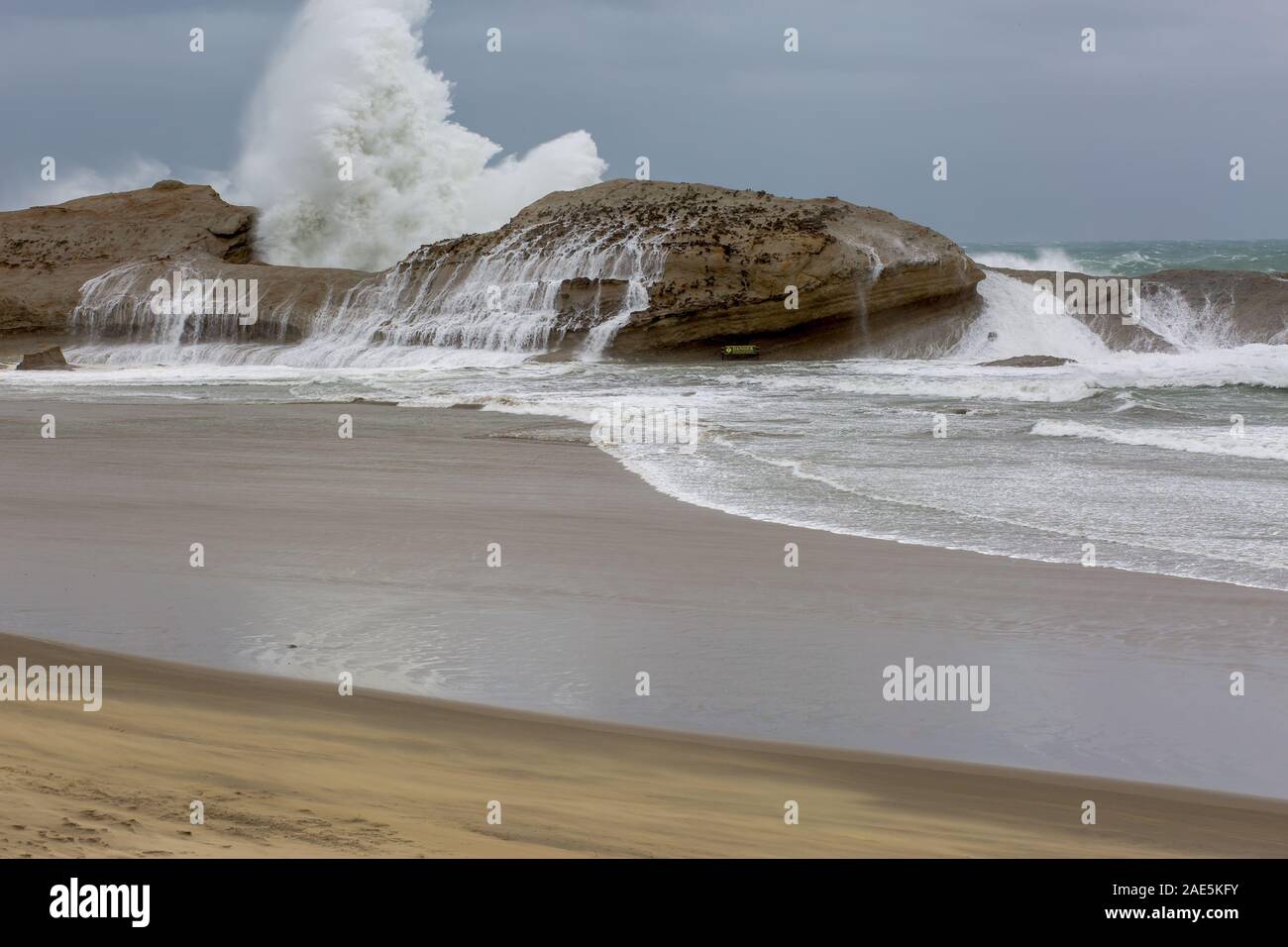 Les vagues massives de la battre sur le cyclone d'énormes rochers et récif à Delémont Banque D'Images